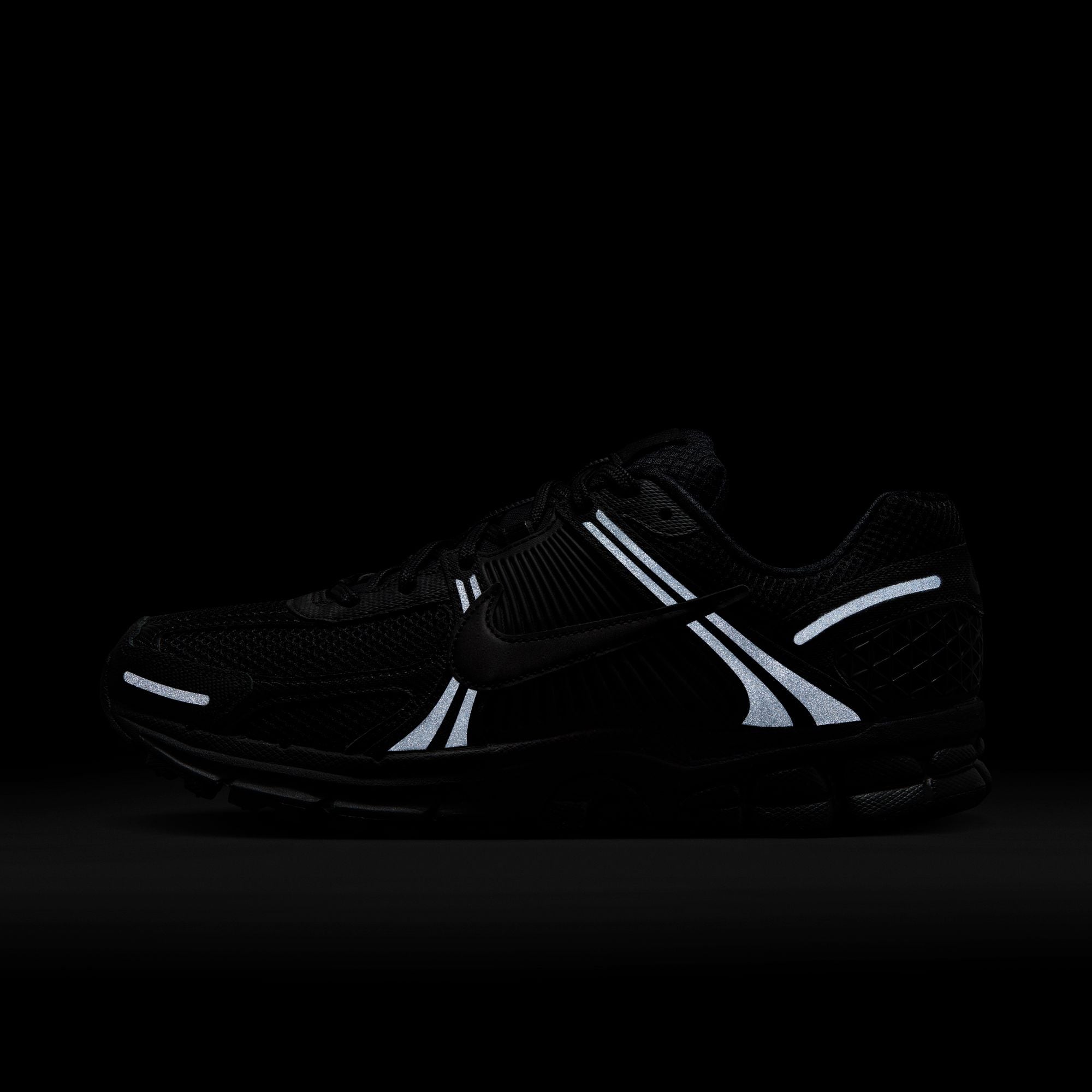 NIKE ZOOM VOMERO 5 סניקרס