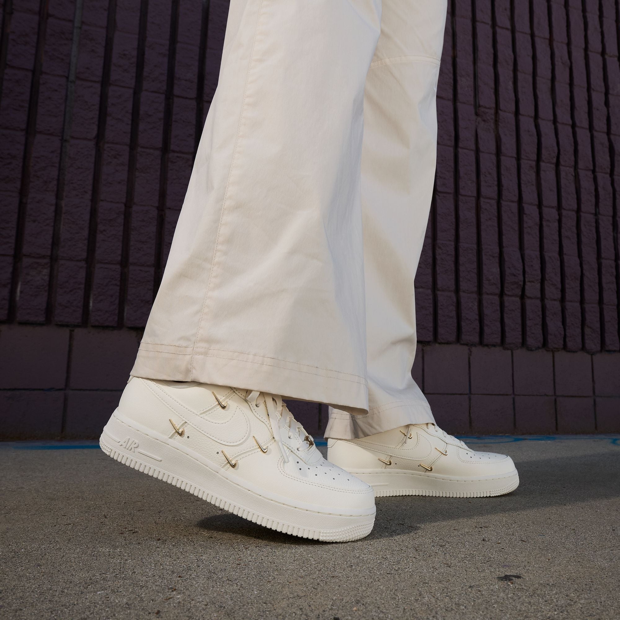 AIR FORCE 1 07 LX סניקרס