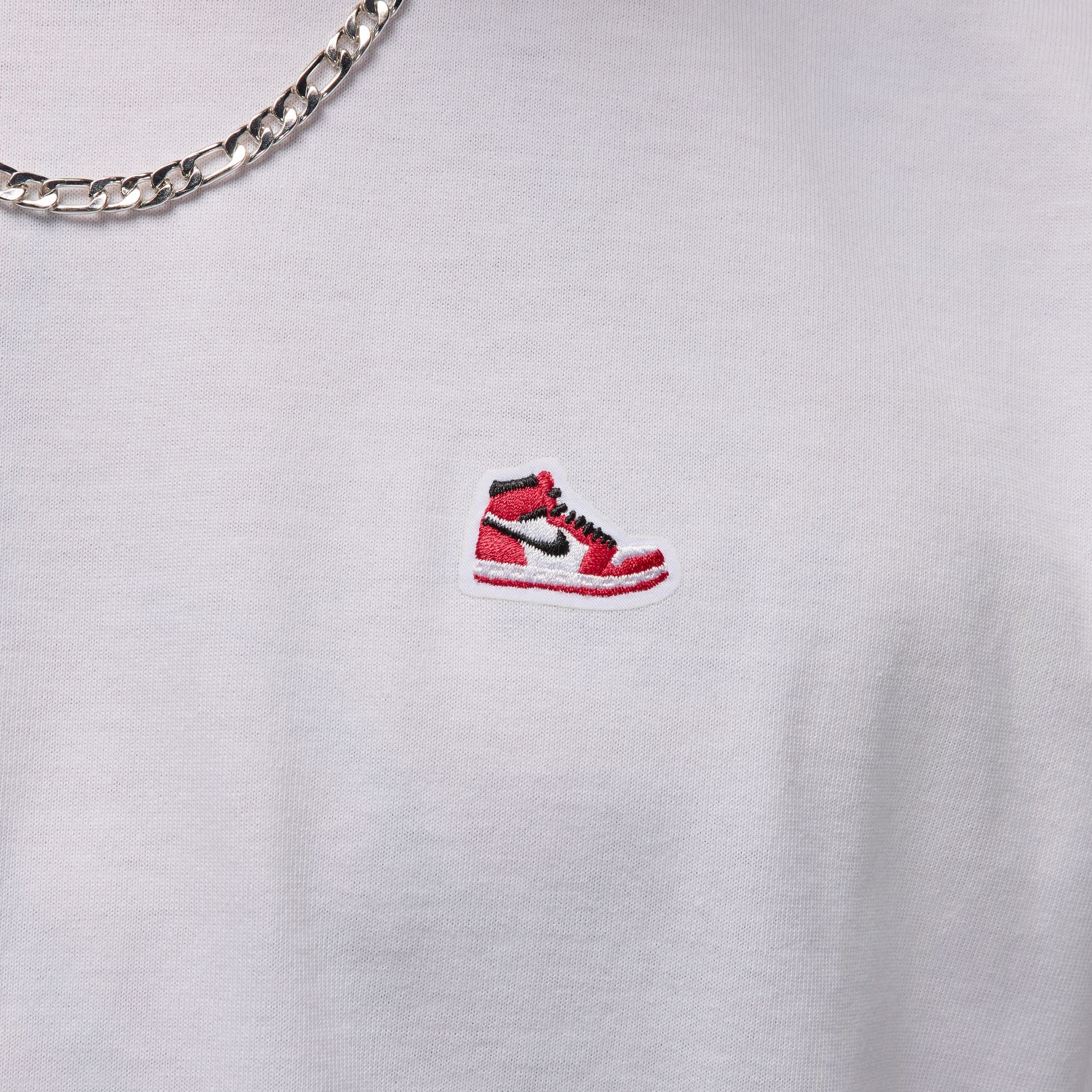 Jordan Brand טישרט עם פאץ' סניקרס