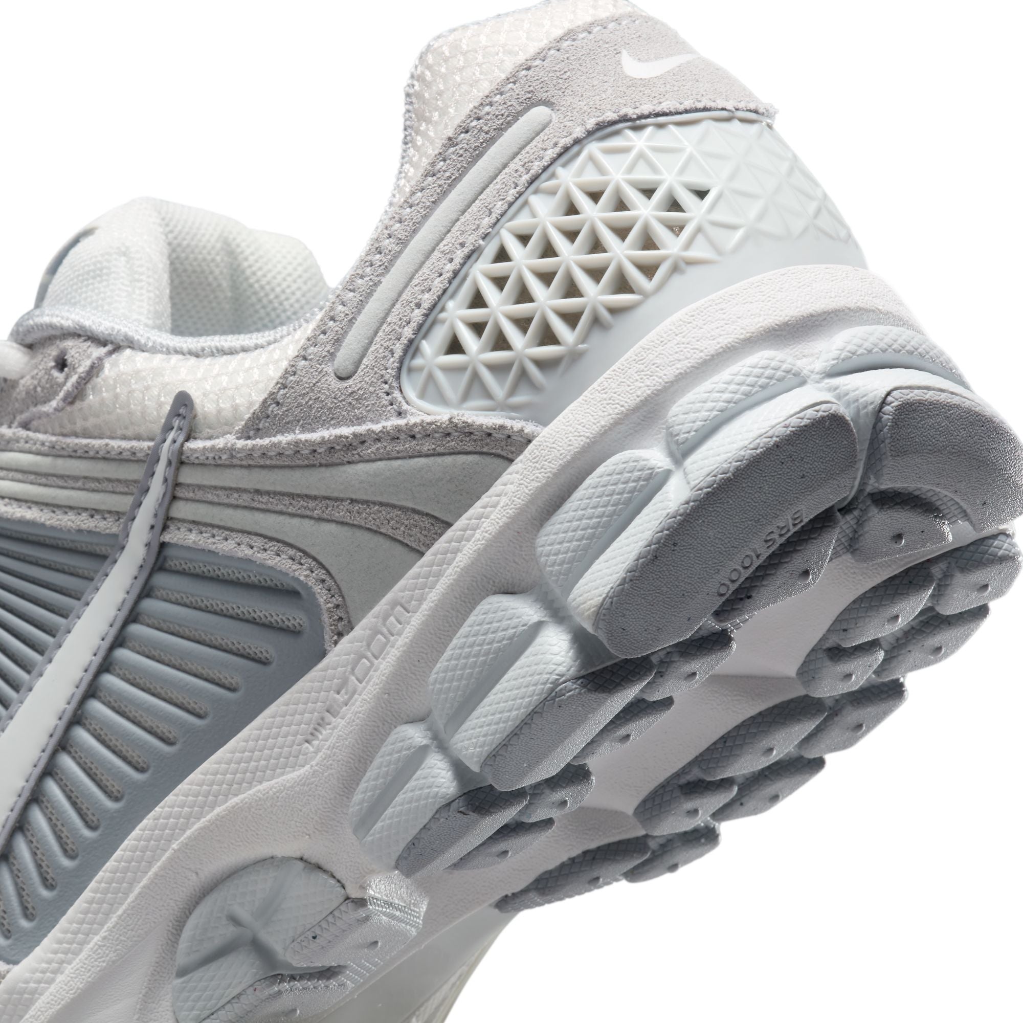 NIKE ZOOM VOMERO 5 סניקרס