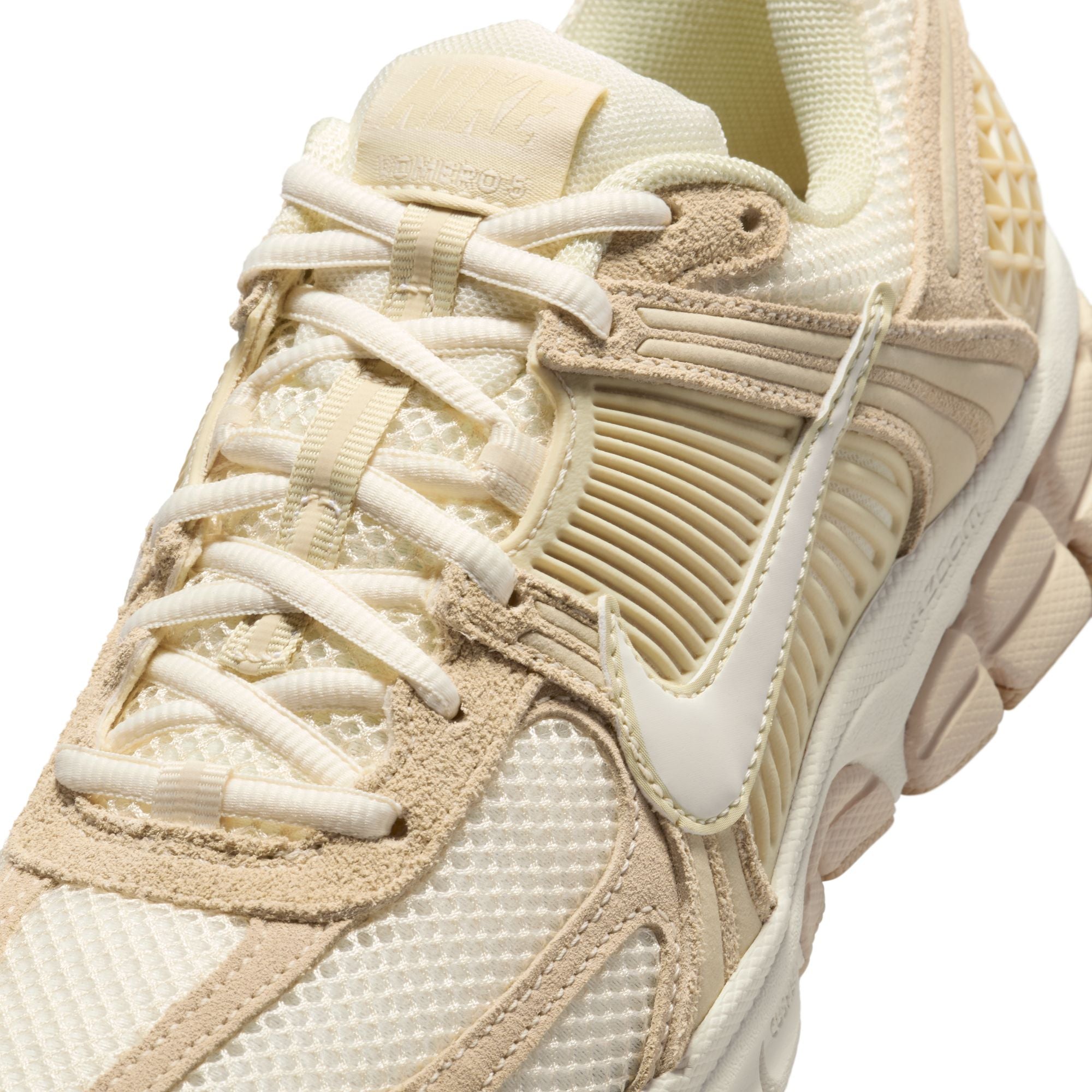 NIKE ZOOM VOMERO 5 סניקרס
