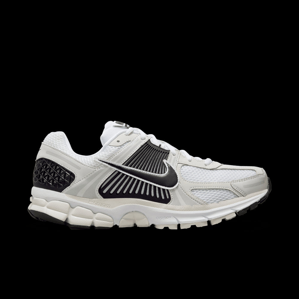 NIKE | ZOOM VOMERO 5 סניקרס | FOOT LOCKER