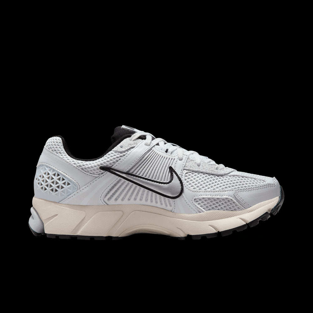 NIKE | ZOOM VOMERO 5 סניקרס | FOOT LOCKER