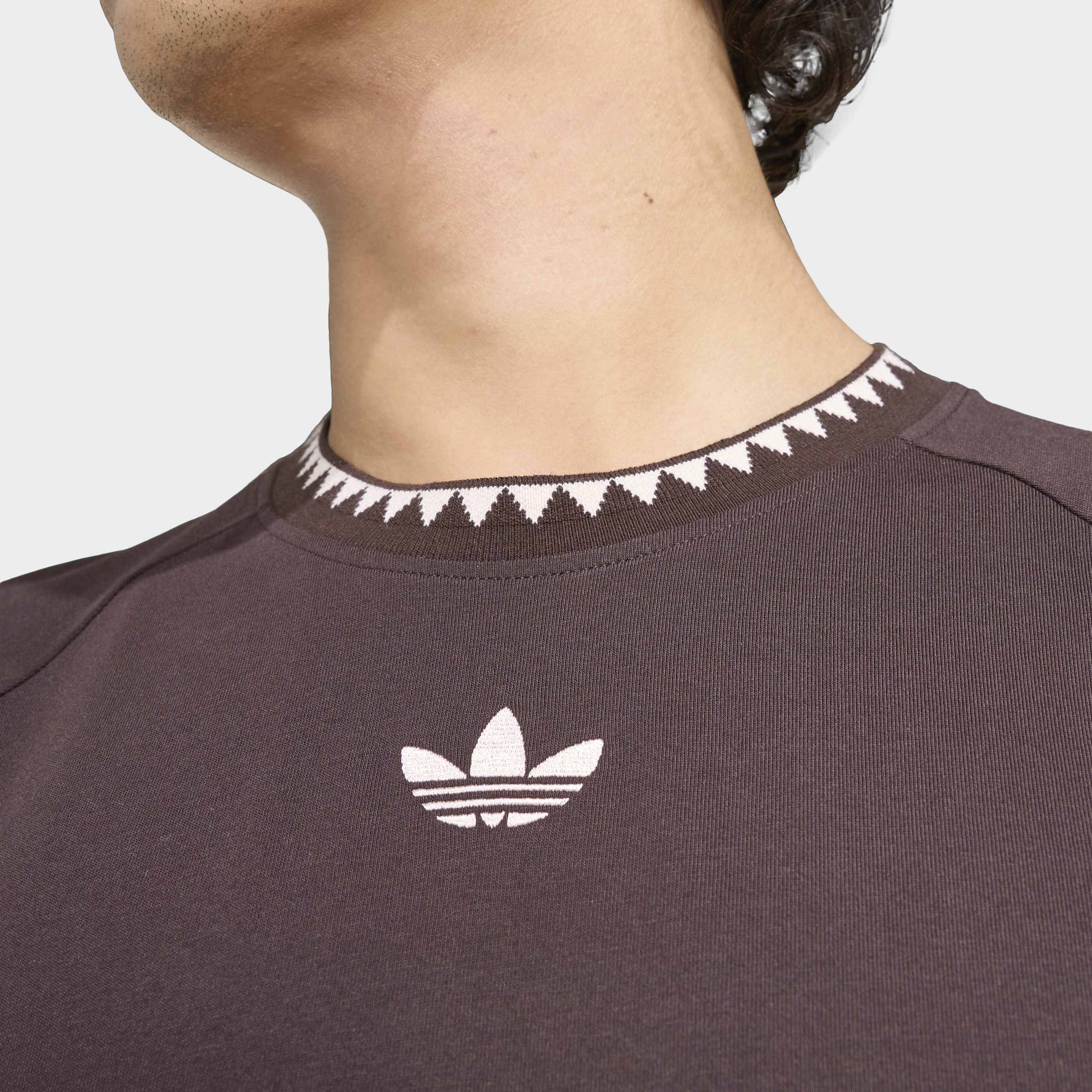 CHEST STRIPES ENGINEERED COLLAR טי שירט