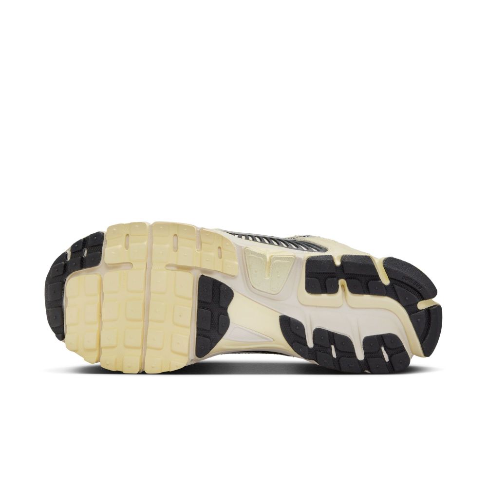 NIKE ZOOM VOMERO 5 סניקרס
