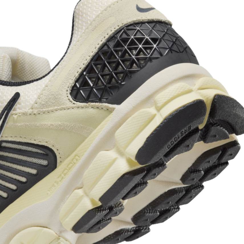 NIKE ZOOM VOMERO 5 סניקרס