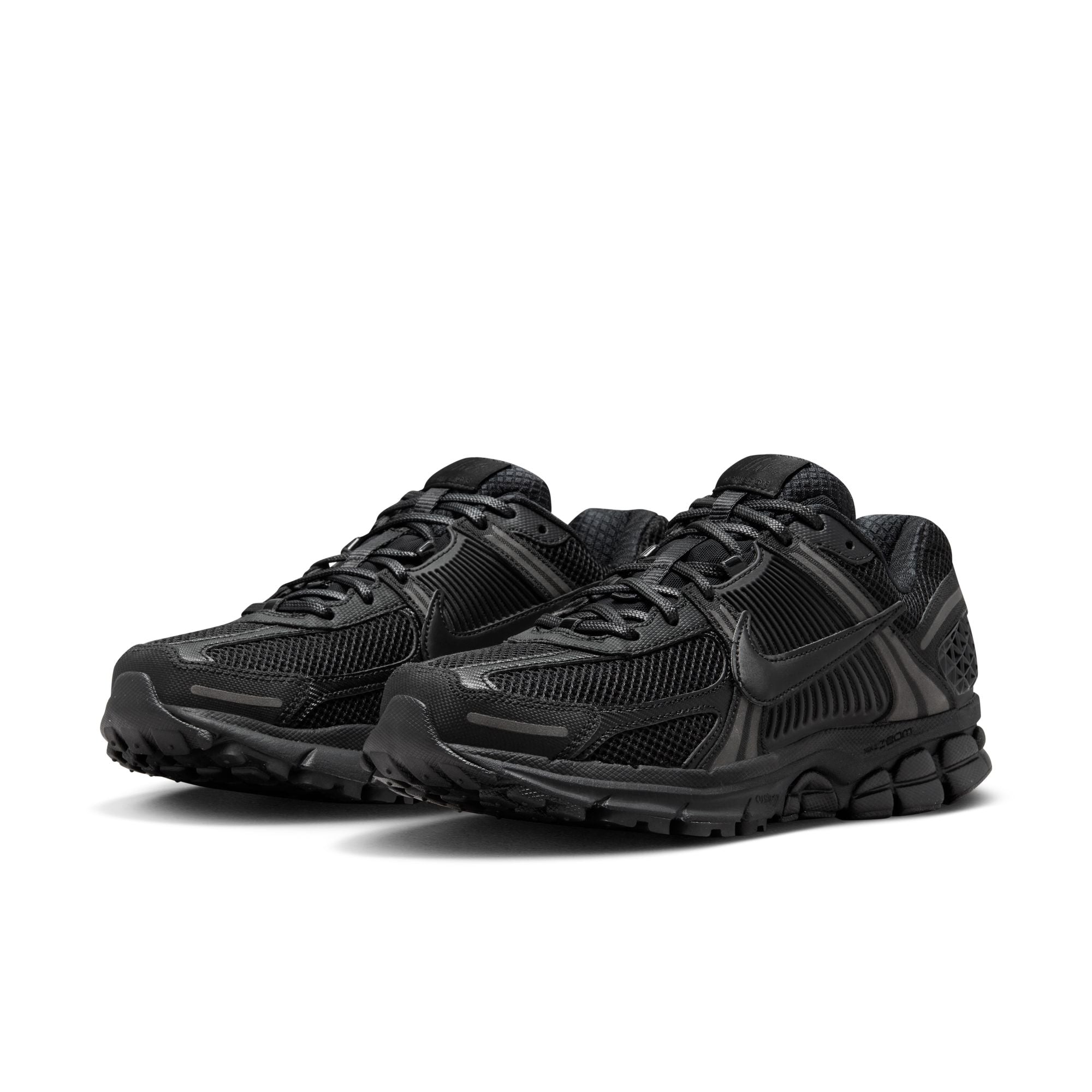 NIKE ZOOM VOMERO 5 סניקרס