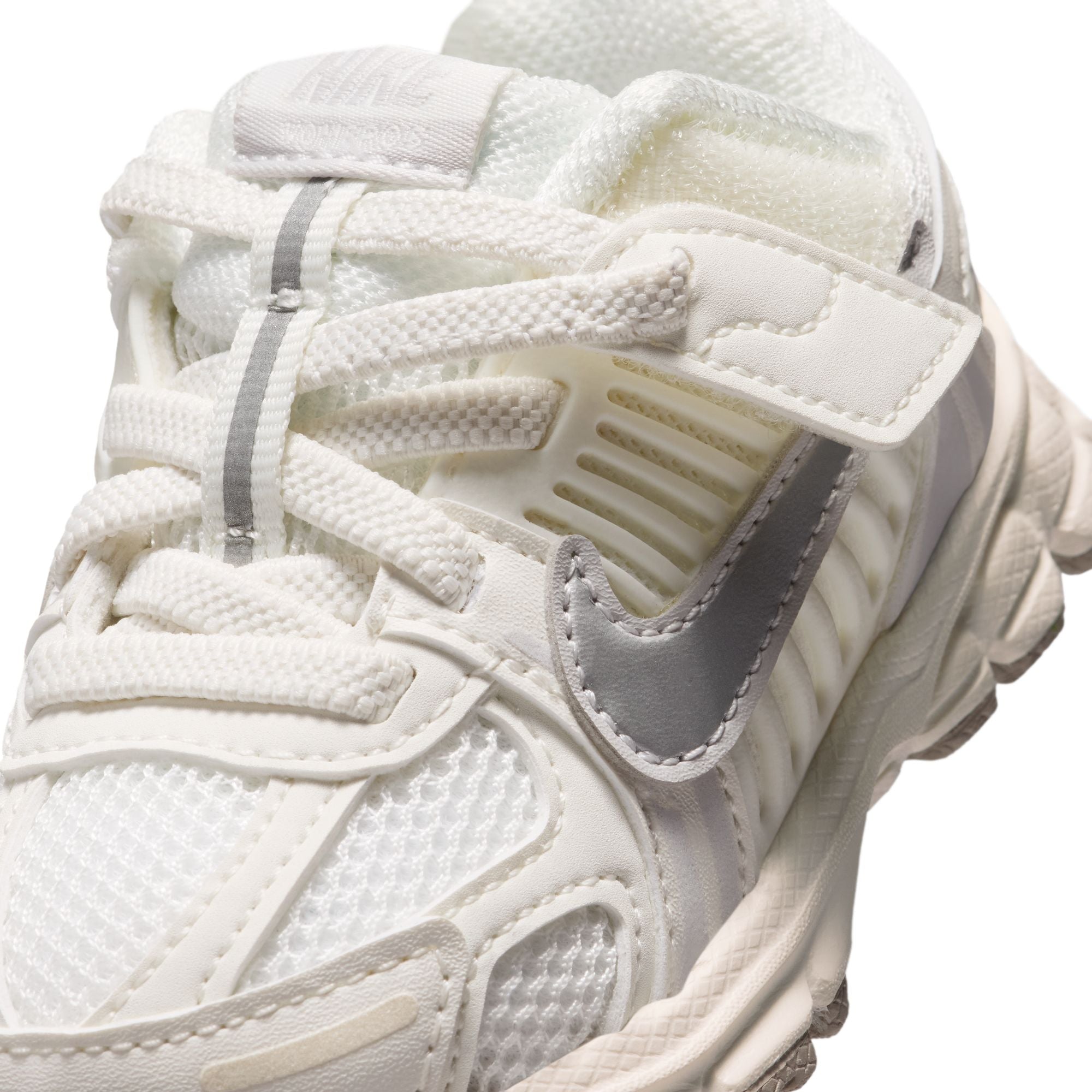 VOMERO 5 סניקרס