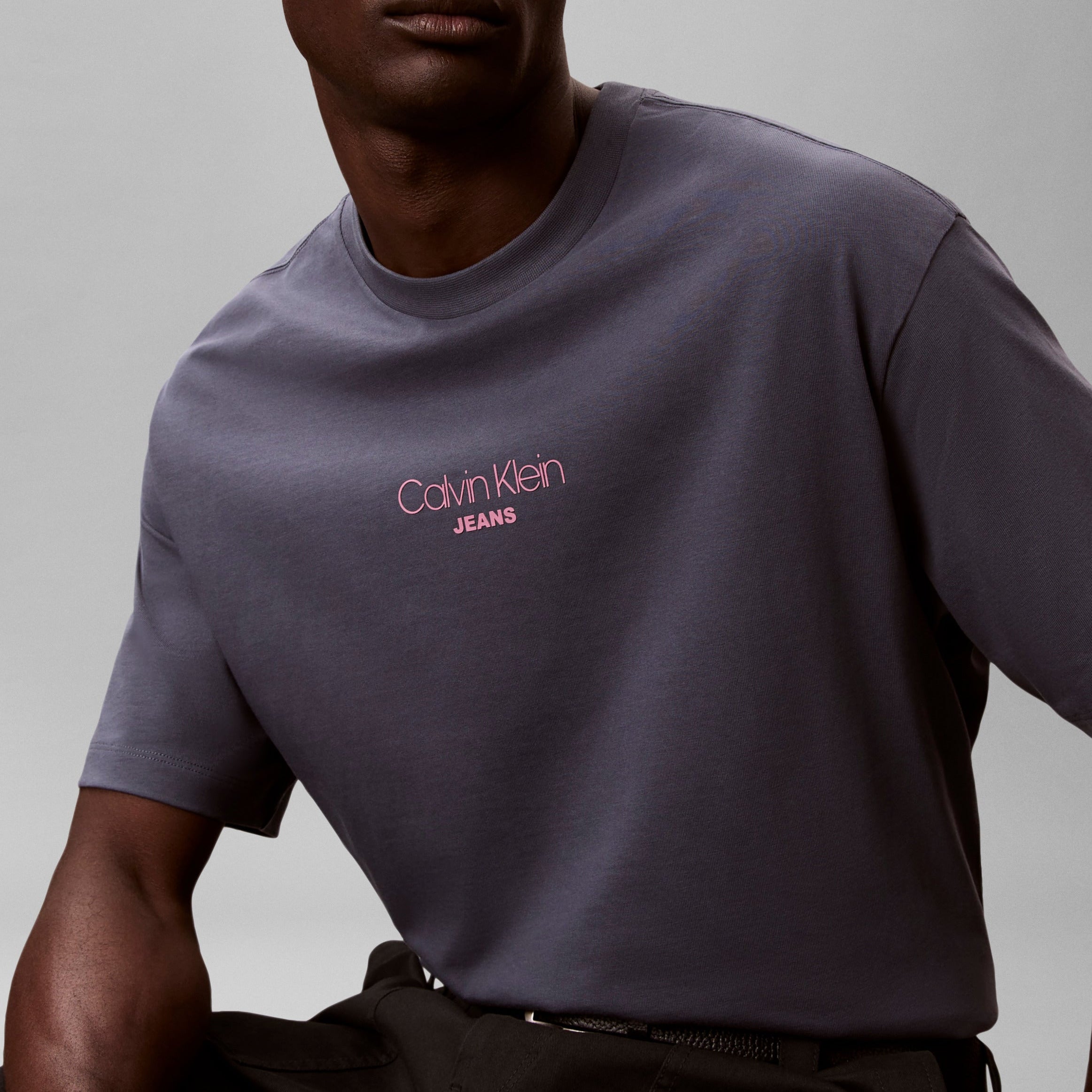 SS 16S RLXD FIT CKJ GRAPHIC TE טישרט
