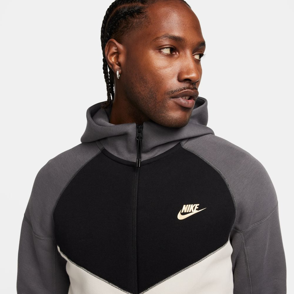 NIKE | SPORTSWEAR TECH WINDRUNNER קפוצ'ון  | FOOT LOCKER