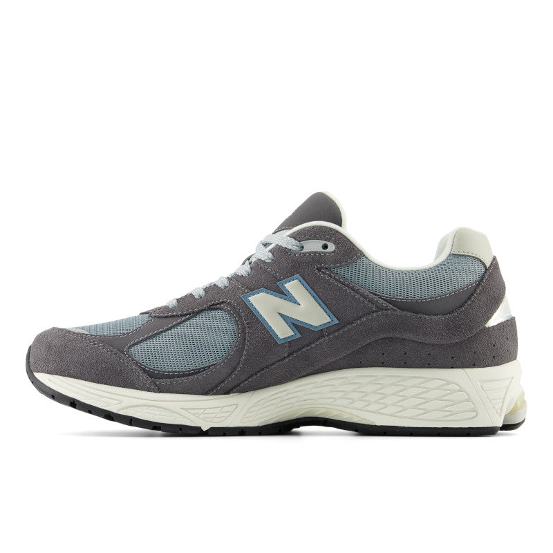 NEW BALANCE | 2002 סניקרס  | FOOT LOCKER