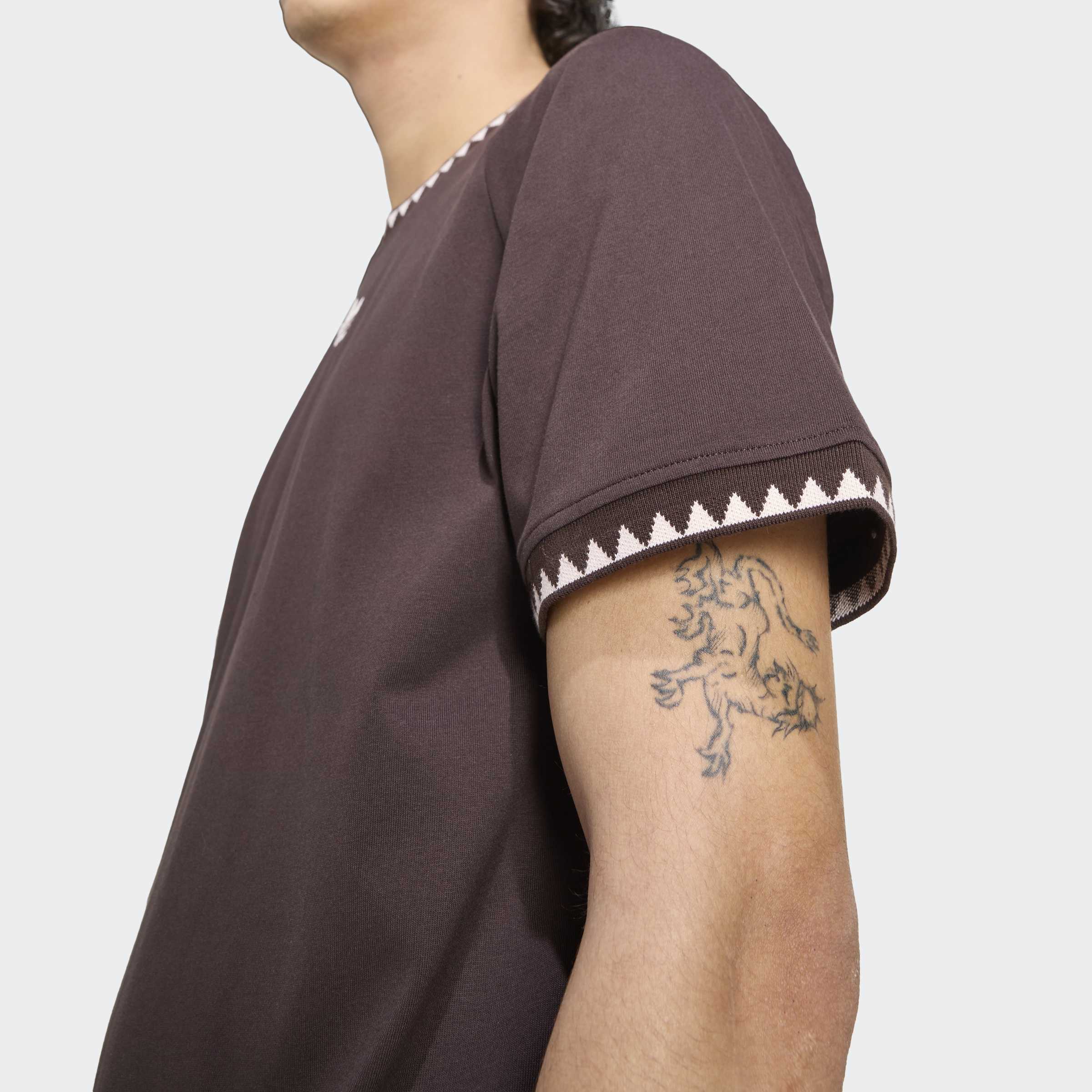 CHEST STRIPES ENGINEERED COLLAR טי שירט